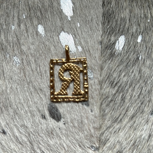 14k Gold R Pendant - Picture 2 of 3